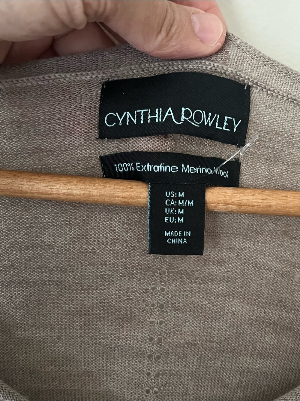 Cynthia Rowley Taupe V-Neck Merino wool oversized Sweater- Medium PtP 20 inch - Picture 3 of 8
